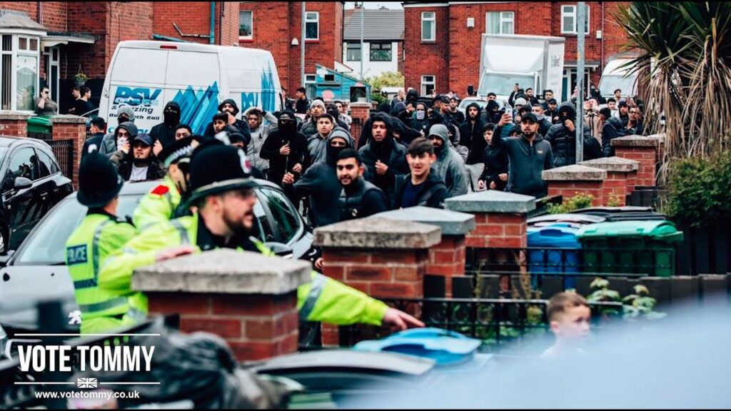 Muslims gangs helped by the police ATTACK women and children at Tommy Robinson campaign Oldham